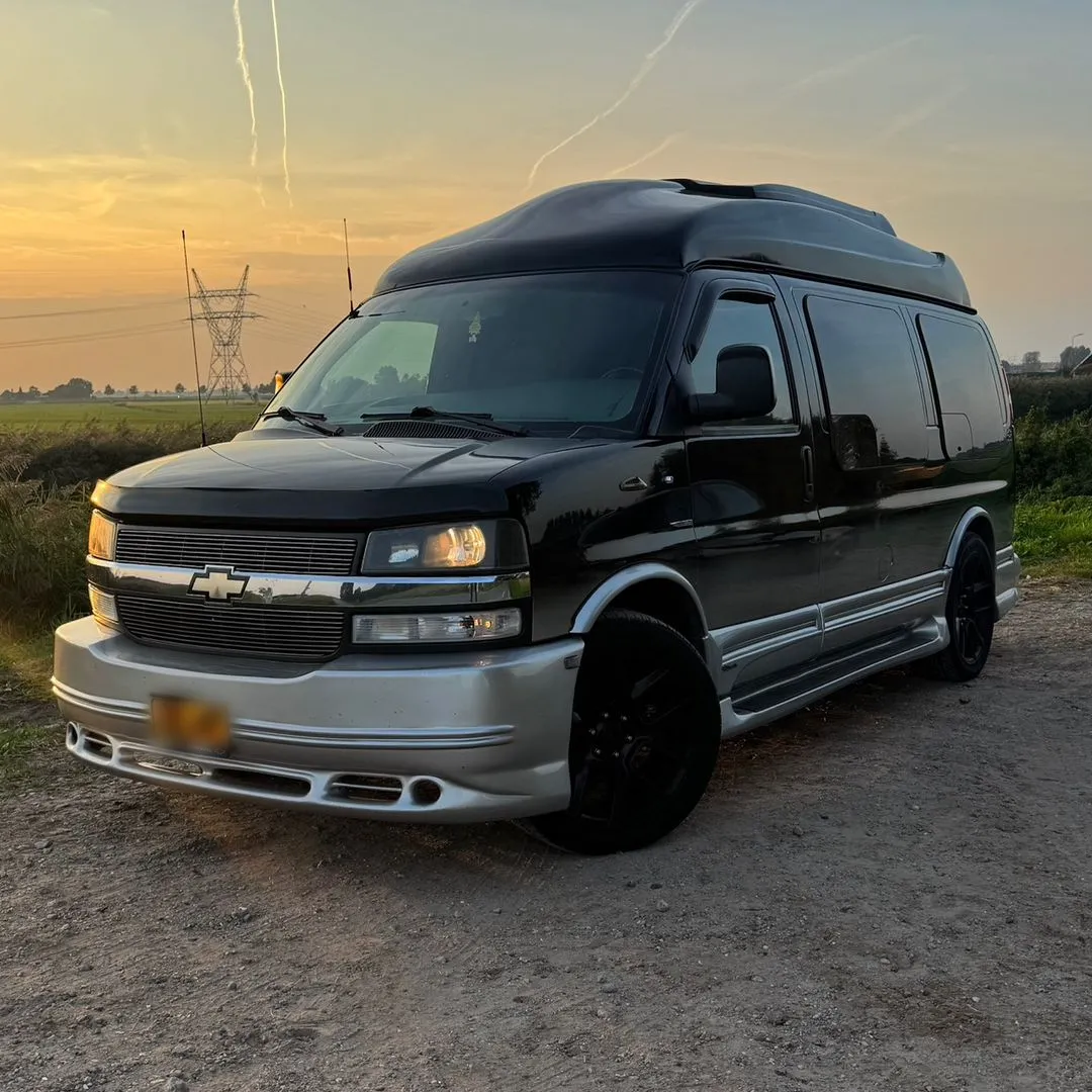 De Battlebus, een zwarte Chevrolet Express uit 2003